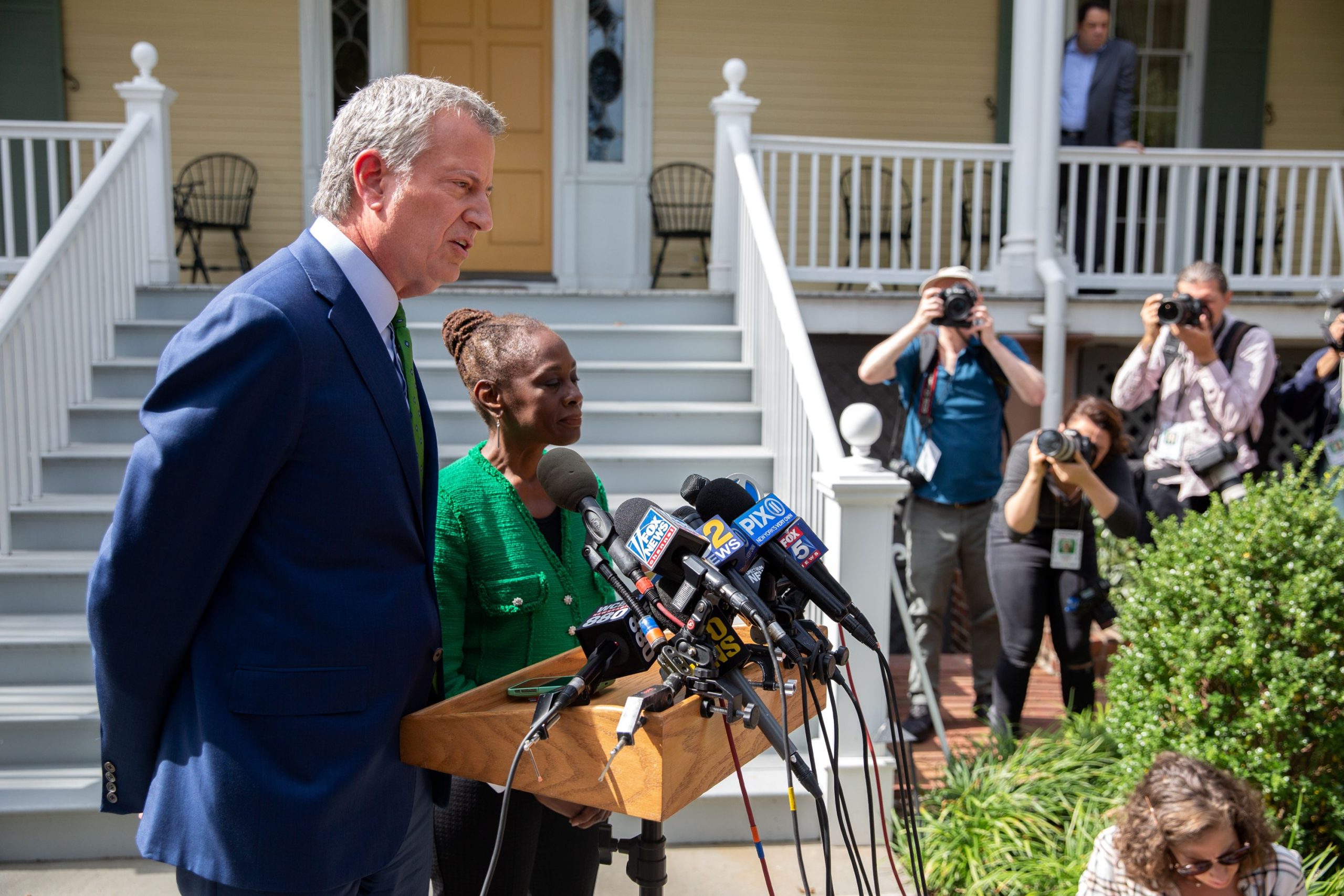 Mayor Bill de Blasio and First Lady Chirlane McCray announce the end of his presidential bid during a press conference outside Gracie Mansion on Friday.