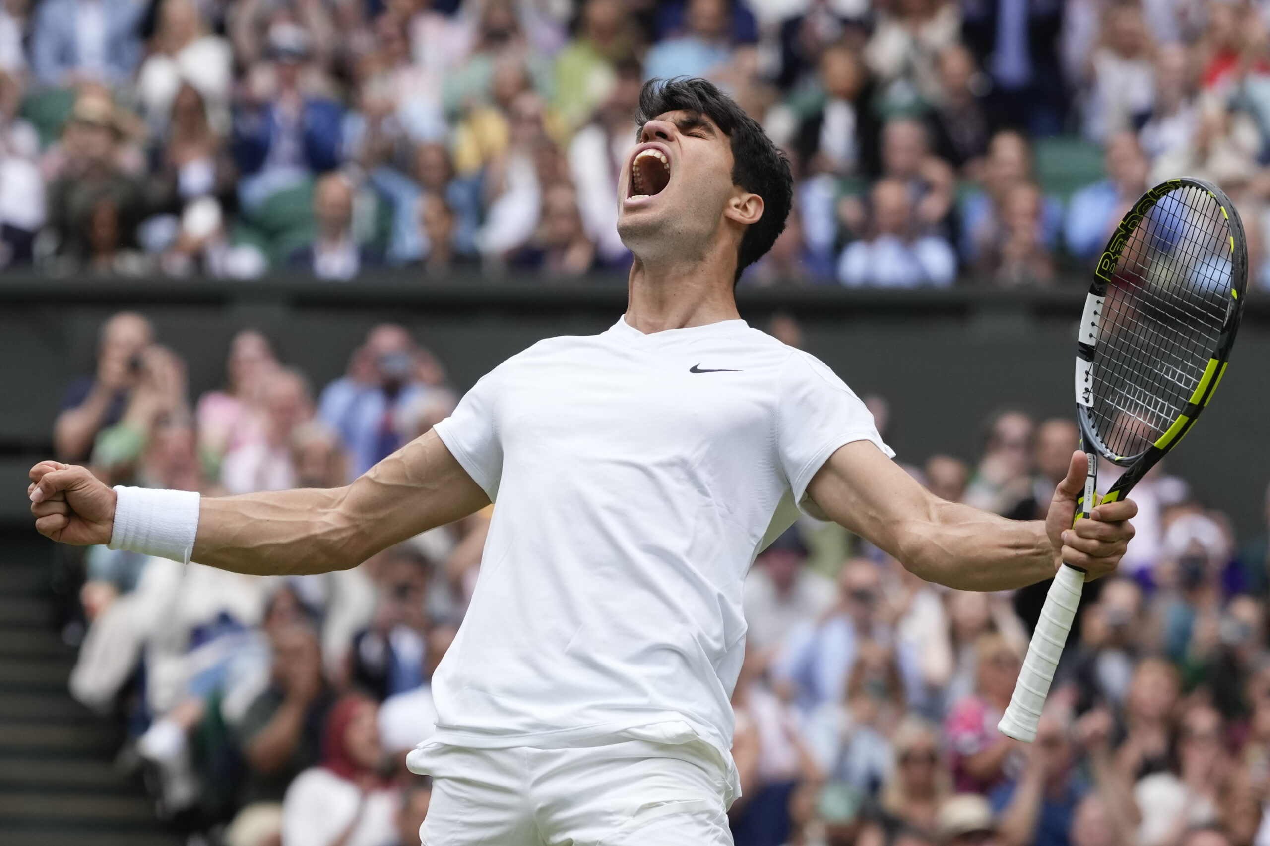 Wimbledon final: Carlos Alcaraz beats Daniil Medvedev to return