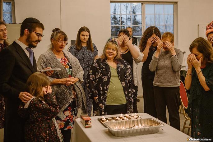 The close-knit Jewish community of Mat-su welcomes in Shabbat together.
