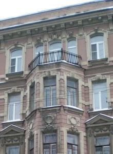 Detail: The façade of R. Shmuel Michel Trainin's home, 48 Rizhsky Prospekt (Рижский пр., 48)