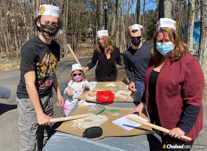 Bergen County Commissioner Tracy Zur attends Chabad of NW Bergen County's Model Matzah Bakery in in Franklin Lakes, N.J., together with her sister, Amy Soukas and Amy’s children. (Credit: Chabad of NW Bergen County)