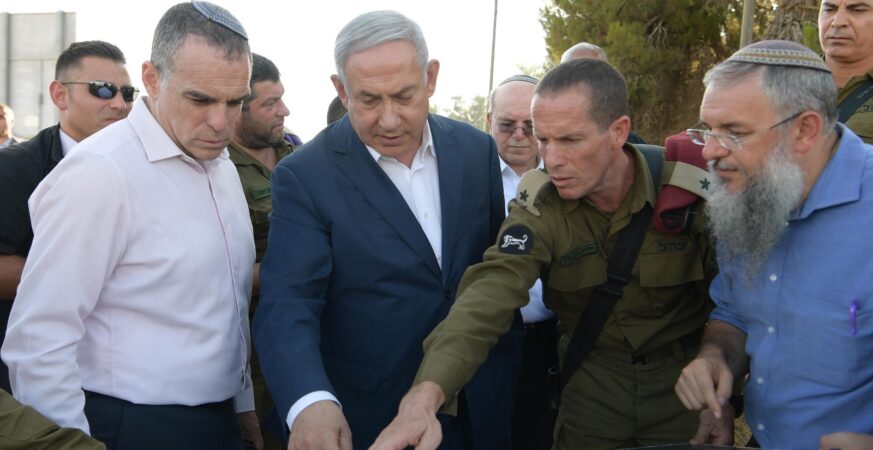 PM Netanyahu with Efrat Mayor Oded Ravivi and Gush Etzion Mayor Shlomo Neeman Photo credit Amos Ben-Gershom GPO