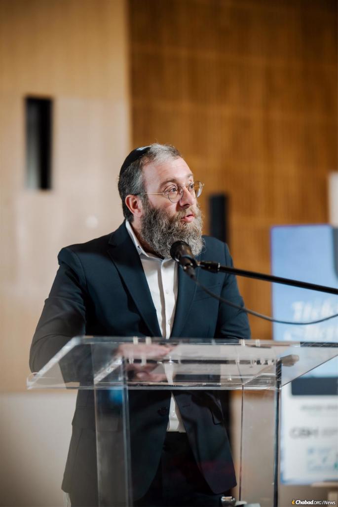 Rabbi Aaron Lipskar addresses the Aleph Conference in 2026.