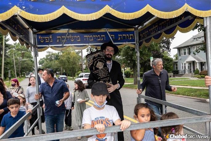Rabbi Mendy Kaminker celebrates a new Torah scroll with members of the Hackensack, N.J. Jewish community. (Photo: David Miller Studio)