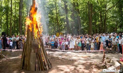Bonfires are a traditional Lag BaOmer feature.