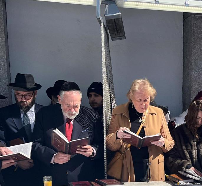 Gov. Mike Huckabee and his wife Janet pray at the Ohel.