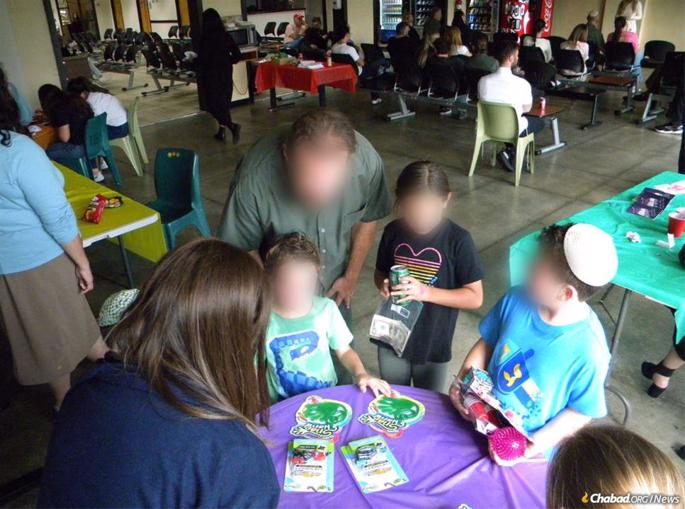 Children pick prizes at the Chanukah carnival that was organized by Aleph in a federal corrections facility in 2025.