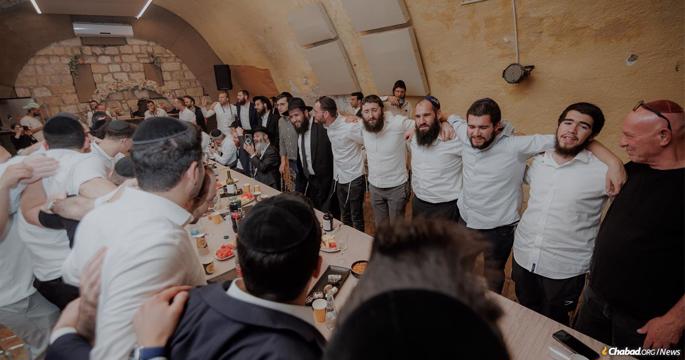After visiting the Kogan’s resting place, the group made their way to King David’s Tomb for a kumzitz, an informal gathering of singing and commemoration.